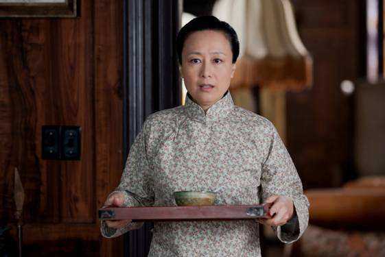 曾是影后现沦为跑龙套,嫁圈外老公恩爱30年,两个女儿长的漂亮