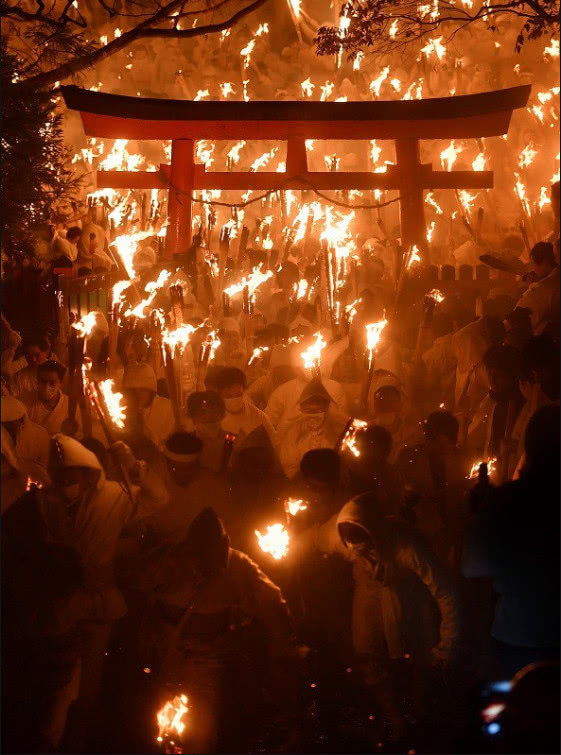 日本奇葩祭祀活动之一"御灯祭":男性"披麻戴孝"禁止女性参加