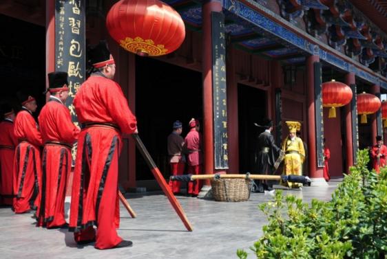 包公办案,有一口铡刀就够了,三口铡刀岂不是多此一举?