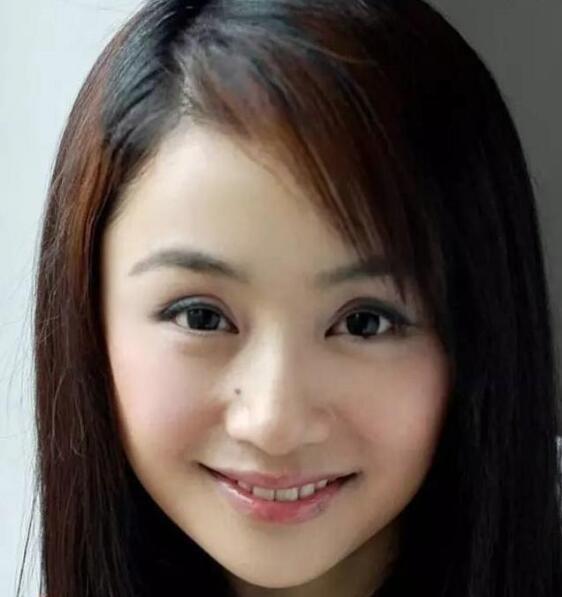 43岁曹颖和老公王斑近照两人名气相差悬殊却低调相爱22年