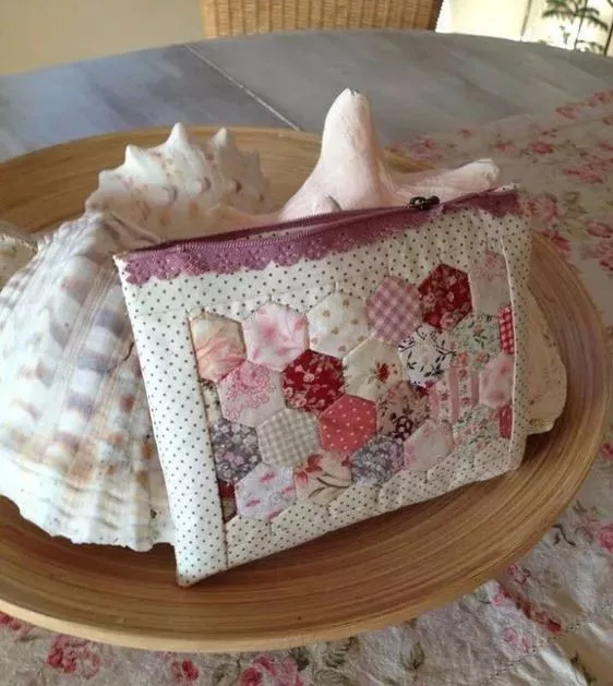 旧衣服做的拼布毯子和包包比商场买的还好看