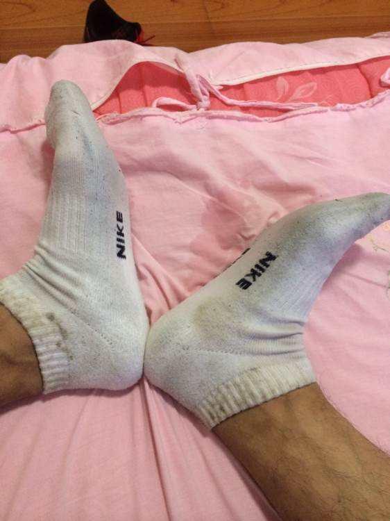 同居男友十天不洗脚,我怒提分手,下楼扔他臭袜子时,我哽咽到哭