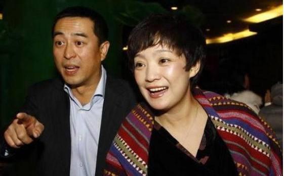 48岁张嘉译全家近照,两任妻子都貌美如花,女儿名字有深意