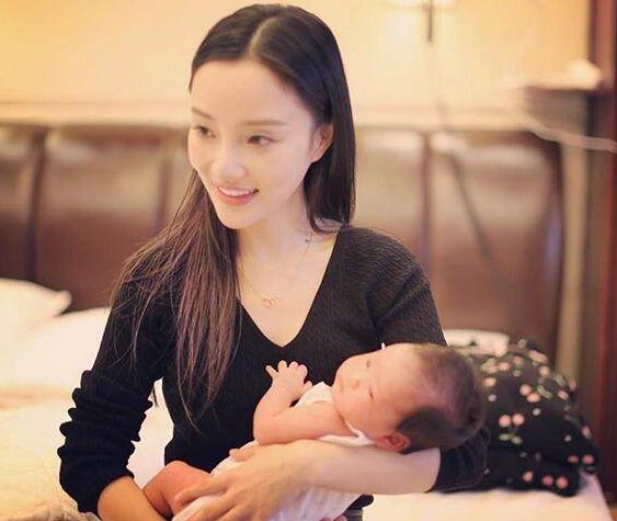 贾乃亮和李小璐带女儿回家过年,一路上有说有笑,网友:和好了?