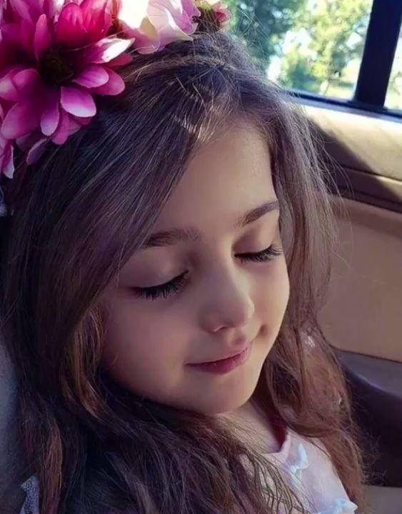 父亲担心女儿太漂亮会受到骚扰, 就辞掉工作, 当起女儿的专职保镖