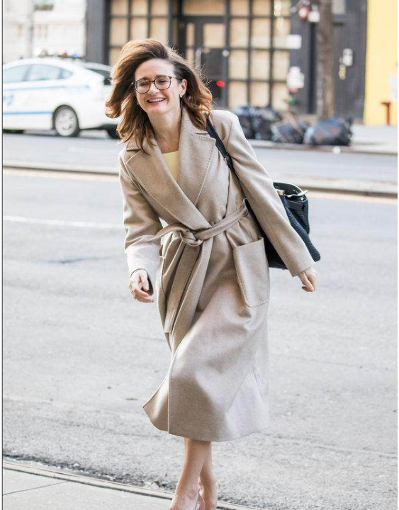 艾米莉莫迪默风中笑成傻大妞原来气场还得靠墨镜