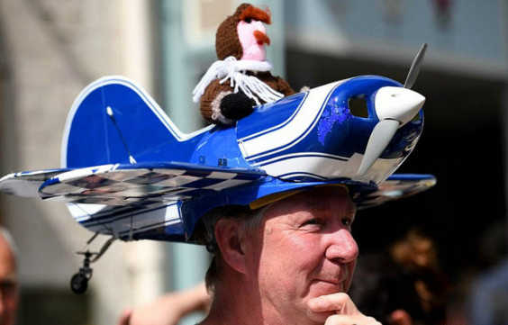 世界上最奇葩的帽子,大晚上你敢戴出去一个就算我输_新浪看点