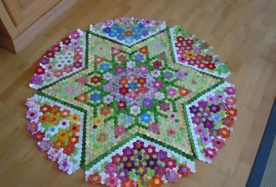 旧衣服做的拼布毯子和包包比商场买的还好看