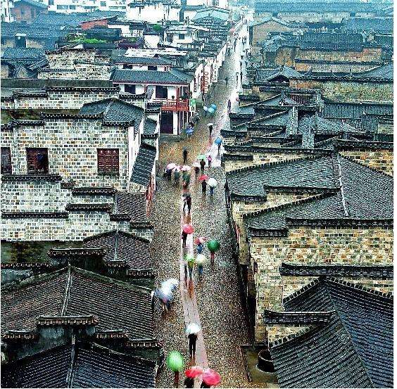 泰宁古城, 一道牌坊之隔, 宛若两个世界, 古今现代在这里交