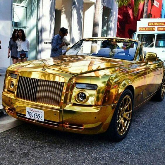 用24k纯金打造车身,既保留了奔驰g级车的硬派,有融入了土豪们最爱的