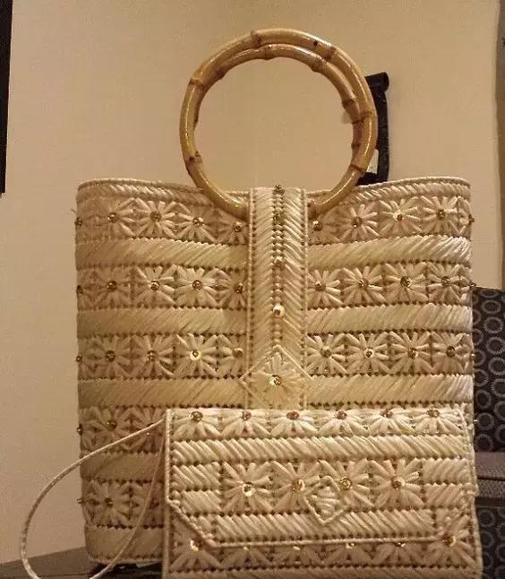 她用零碎的毛线做了个包,想不到的是成品出奇惊艳!