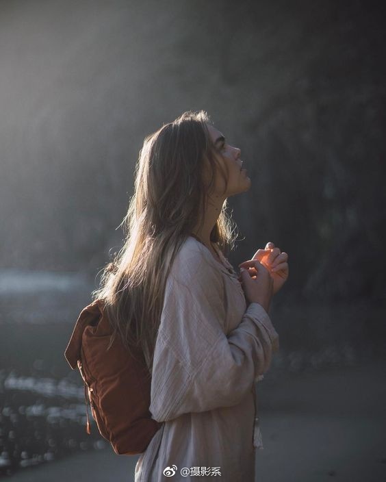 想要有个性的照片?这样的侧身照能让你像女神一样美