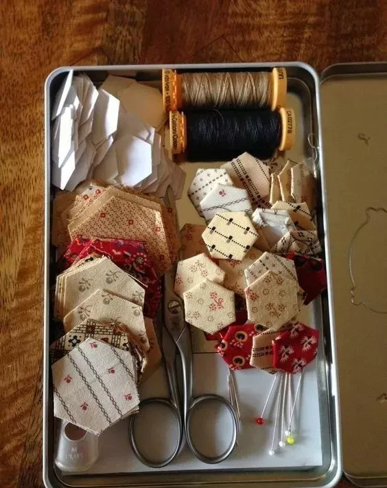 旧衣服做的拼布毯子和包包比商场买的还好看