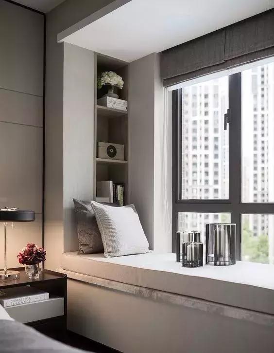 飘窗一般都在卧室和客厅之中,在客厅的飘窗可以代替沙发,让客厅显得