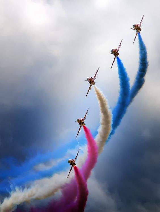 这时飞机飞行高度不高,但是因为这是由专门吊舱喷洒的彩色烟雾,在一般