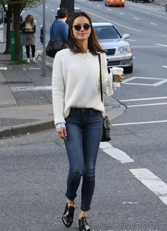 如果没有女明星一样的竹竿身材,就要更注意上下松弛有度.