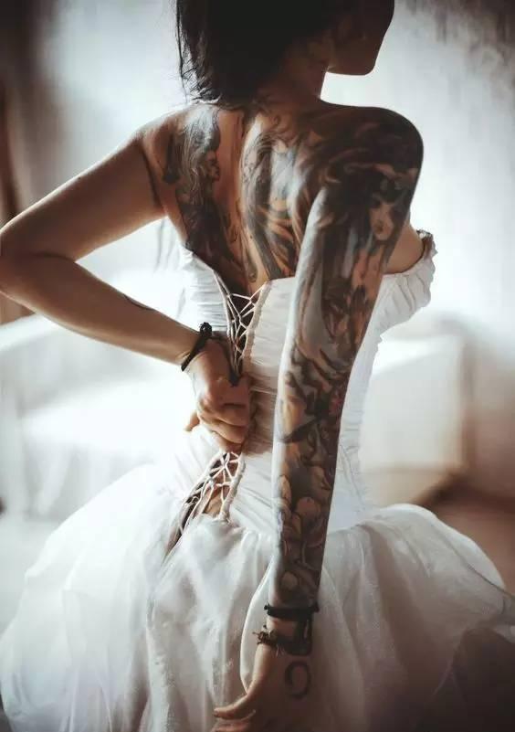 独家放送——吴奇隆刘诗诗婚纱纹身大片