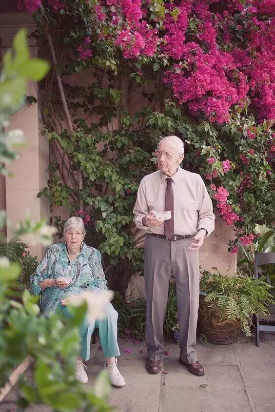 最美不过夕阳红,人生暮年仍从容,执子之手多少载,生生死死与君同.