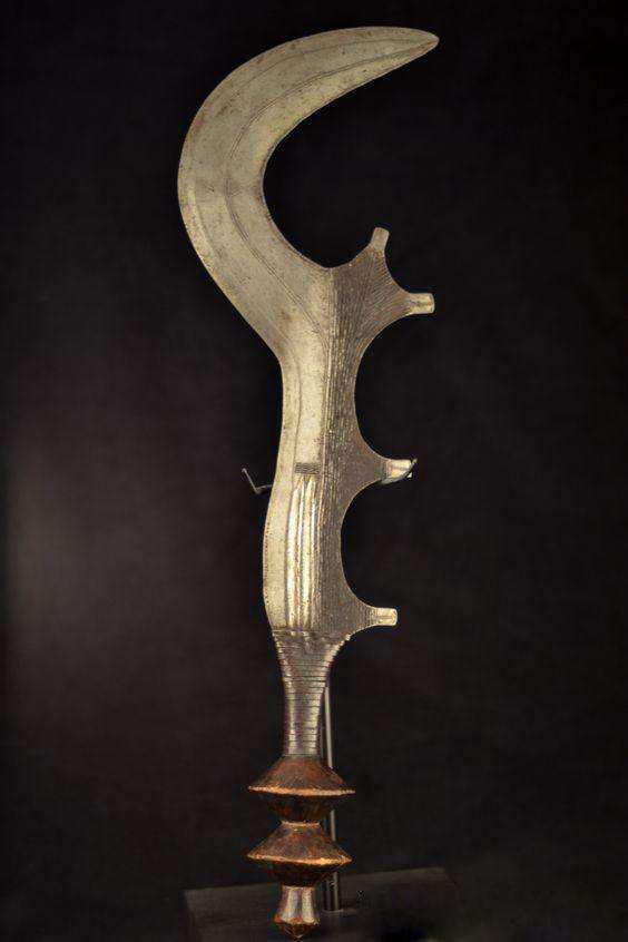 众所周知,狗腿刀也是一种反曲刀,是世界上公认的最符合力学原理的名刀