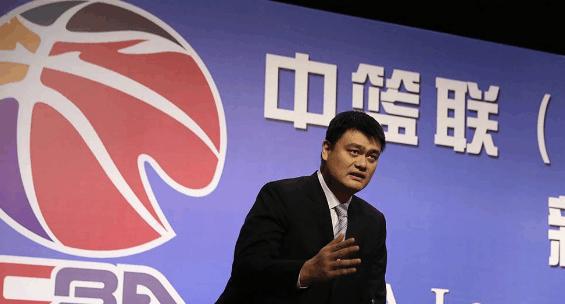 CBA唯一的时常不穿西装执教的主教练,为何篮