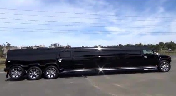 悍马加长版近距离实拍,车身长度达到了12米