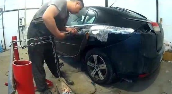 钣金师傅的技术真好,半个小时就修复了一辆丰