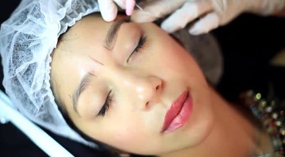 国外专业纹绣师,看看她是怎样给顾客纹眉的?