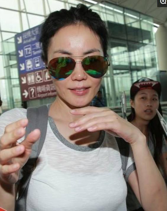 王菲手套引热议,其实她的手很美!