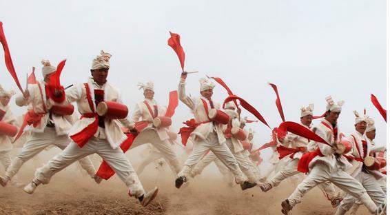 羊肚肚手巾红腰带舞动的腰鼓舞出了陕北人激情似火的幸福生活;高亢