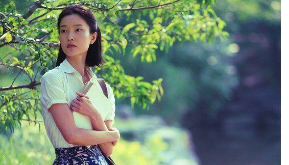 2015年杜鹃参演的爱情喜剧影片《港囧》,饰演男主角徐峥的初恋杨伊.