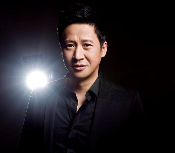 他曾穷到歌厅卖唱,37岁才出名,两段婚姻,二婚终获幸福