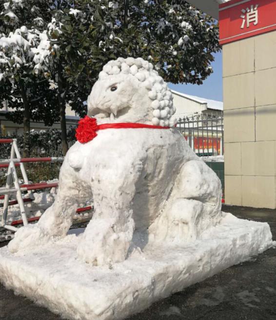 厉害了兵哥哥!漯河消防堆"雪狮"栩栩如生!