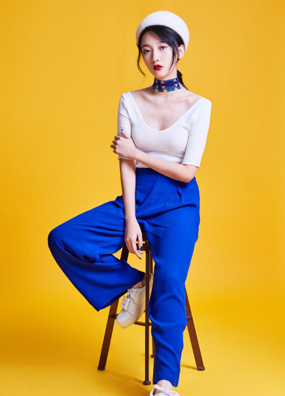 她出演《见习法医》走红,呆萌高冷一秒切换,95后女星清新迷人!