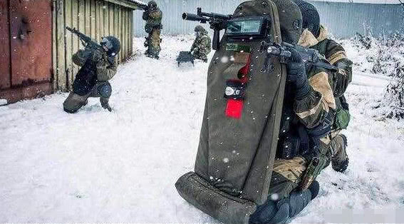 特种兵使用的盾牌真的能挡住子弹吗?看完之后,就知道有多厉害了