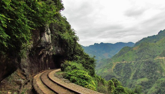 其实,法国人修这条滇越铁路不是为了什么,全是为了个旧的锡,东川的铜.