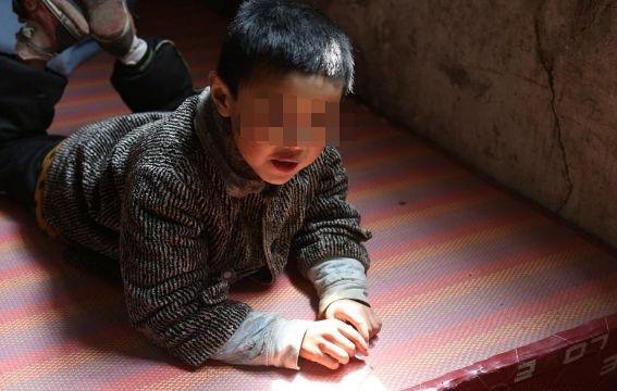 60多岁老人娶智障女子,生了小孩把他锁了8年,导致孩子变成这样