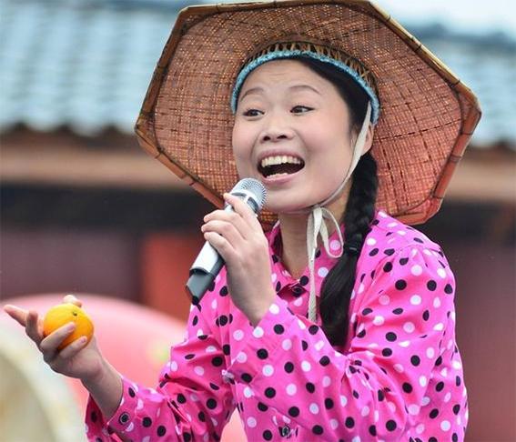 最失败的草根歌手成名后假借慈善圈钱网友直呼滚出娱乐圈