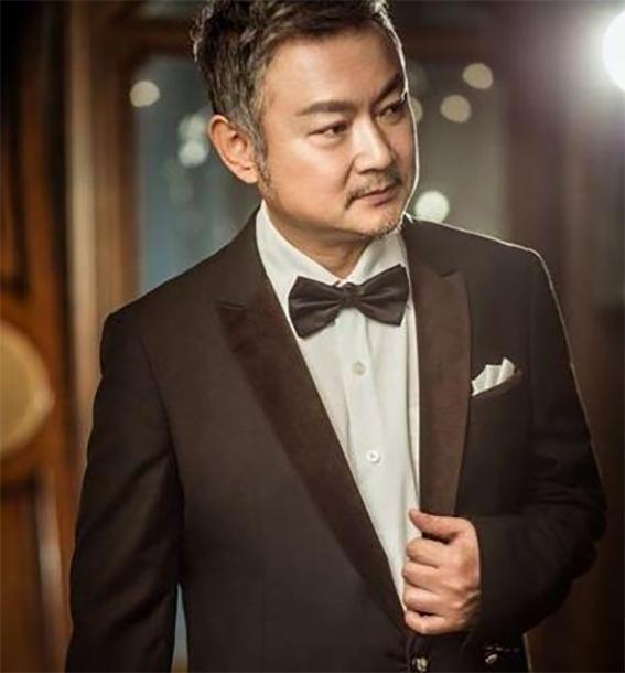 出道6年遭冷遇,因童颜出演红楼走红,痛失爱子今53岁满头白发