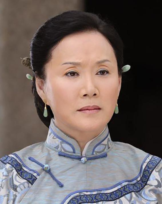 出身军人家庭,出道40年兢兢业业,嫁导演相爱38年,今生活幸福