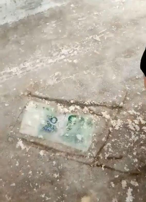 大叔去公园在地上发现50元钱,想去捡却又捡不到,着急坏了