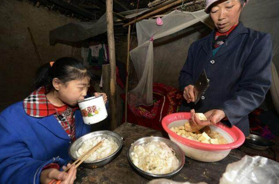10岁农村女孩饭量惊人,一天能吃10顿饭,10斤米,究竟为何?