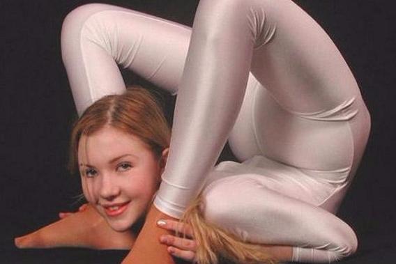 国外女孩大秀柔术,解锁千百种姿势,绝对是视觉的盛宴,长见识了