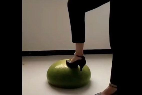 美女高跟鞋踩爆气球,结局却出乎人的意.