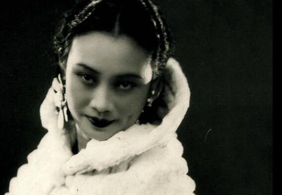 她23岁主演了中国第一部有声电影《歌女红牡丹》,轰动全国,甚至吸引