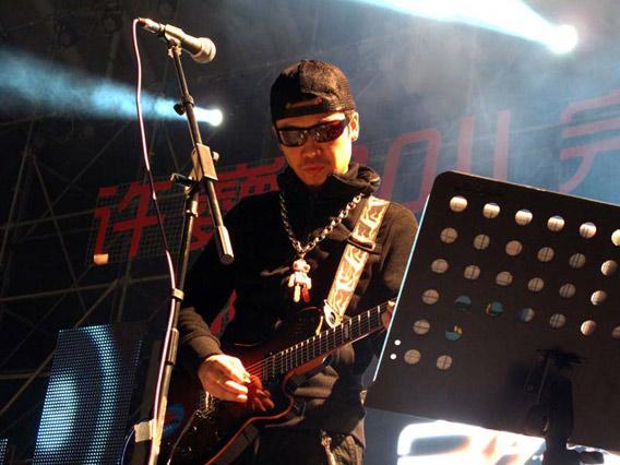 他是中国最好的吉他手之一,并和许巍互称少年|许巍|李延亮|吉他手