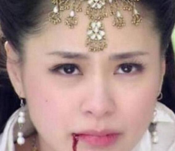 娱乐圈几位女星的吐血照,除了逼真以外还特别的美!