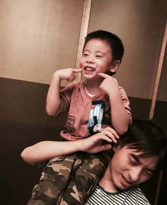 陈龙儿子酒酒长得好帅气!大眼睛像爸爸,完全遗传了爸妈好基因!