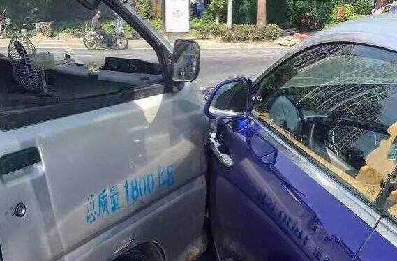 5万面包车撞上450万劳斯莱斯豪车,车主看到面