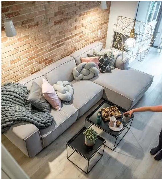 一般我们客厅沙发的前面都会放一张茶几,用来放一些东西和喝茶的道具