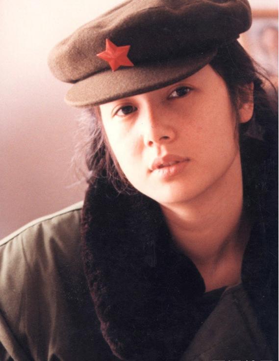 蒋雯丽年轻时曾这般惊艳扎着麻花辫清纯动人现48岁仍美得脱俗